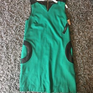 🎉🎉🎉TAHARI Esmerald/Black. Size 10